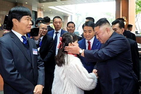 Le président de la RPDC Kim Jong-un arrive à Hanoï