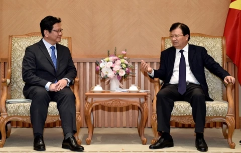 Le vice-PM Trinh Dinh Dung reçoit un dirigeant du japonais JBIC