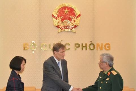Le vice-ministre de la Défense Nguyên Chi Vinh reçoit le directeur de l’USAID Vietnam