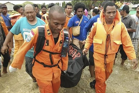 Indonésie: au moins 107 morts dans les inondations et les glissements de terrain