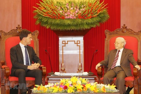 Le SG du PCV et président Nguyên Phu Trong reçoit le Premier ministre néerlandais