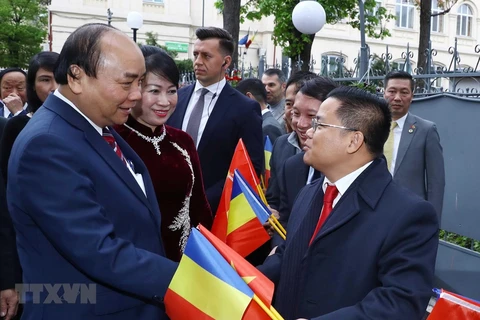 Le PM Nguyên Xuân Phuc rencontre la communauté des Vietnamiens en Roumanie