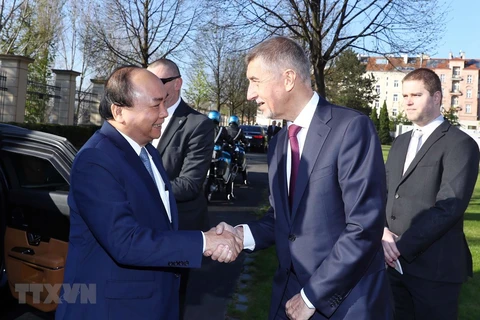 La cérémonie d'accueil officielle du Premier ministre Nguyen Xuan Phuc à Prague