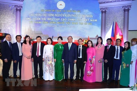 Le PM Nguyên Xuân Phuc salue la communauté vietnamienne en République tchèque