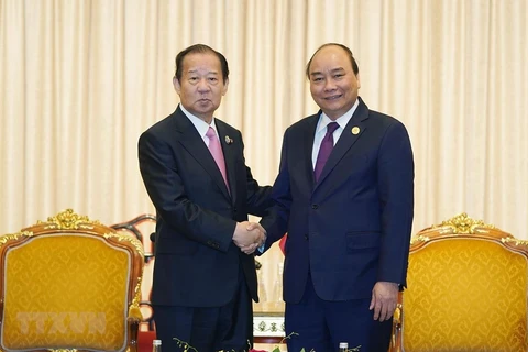 Le PM Nguyen Xuan Phuc rencontre le secrétaire général du Parti démocrate libéral du Japon