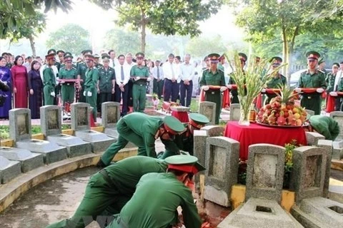 Quang Trị : inhumation des restes de 26 volontaires vietnamiens tombés au Laos ​
