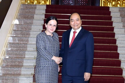 Le PM Nguyên Xuân Phuc reçoit la secrétaire d’État aux AE de Roumanie