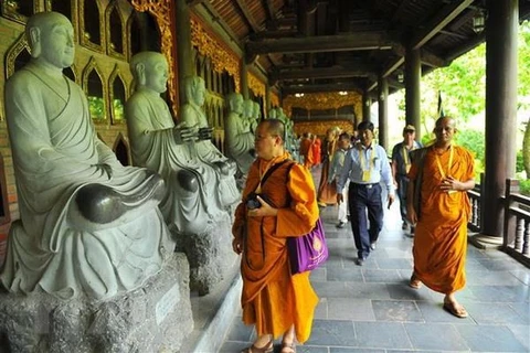 Des délégués à la fête de Vesak visitent la province de Ninh Binh