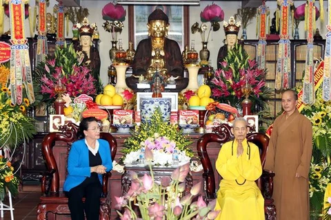 La présidente de l’AN rend visite au Vénérable Thich Pho Tue de l’Eglise bouddhique du Vietnam 