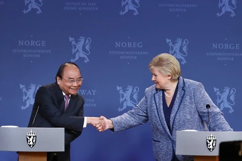Conférence de presse coprésidée par les PM vietnamien et norvégien