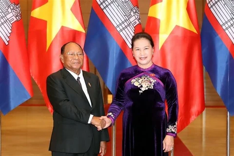 Entretien entre les présidents des AN du Vietnam et du Cambodge