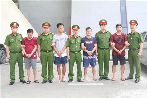 Le Vietnam remet quatre Chinois recherchés à la police chinoise