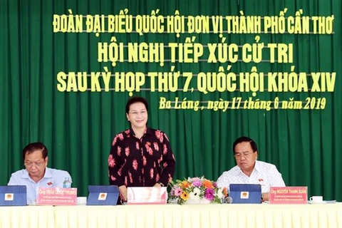 La présidente de l’AN rencontre des électeurs à Can Tho