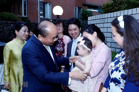 Le Premier ministre rencontre des Vietnamiens au Japon