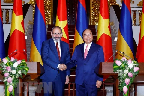 Entretien entre les Premiers ministres vietnamien et arménien
