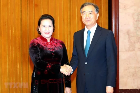 La présidente de l’AN vietnamienne rencontre le plus haut conseiller politique chinois