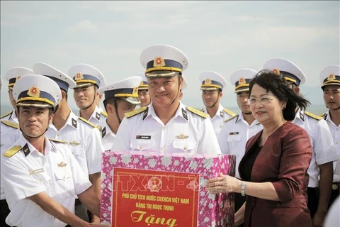 La vice-présidente rencontre les cadres et soldats de la 4e zone navale
