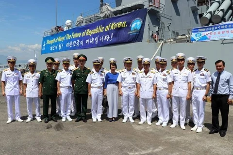 Deux navires de la marine sud-coréenne mouillent à Dà Nang