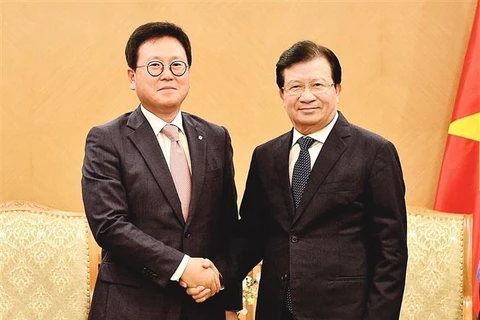 Le vice-PM Trinh Dinh Dung reçoit le directeur général de Lotte Asset Development