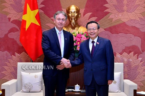 Le vice-président de l’AN Phung Quoc Hien reçoit le président du Conseil d’affaires UE-ASEAN