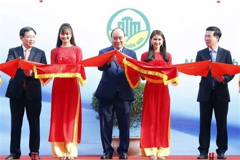 Le PM Nguyên Xuân Phuc assiste à une exposition sur la nouvelle ruralité