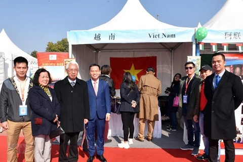 Le Vietnam participe au 11e Bazar international de charité à Pékin