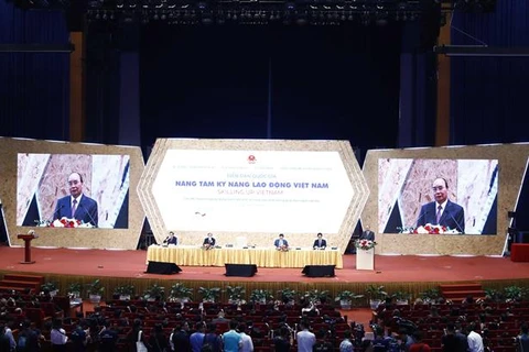 Le PM assiste au forum « Elever le savoir-faire des travailleurs vietnamiens »