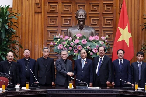 Le PM reçoit des membres de la Conférence des évêques du Vietnam