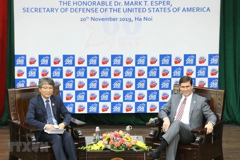 Le secrétaire américain à la Défense rencontre des étudiants vietnamiens