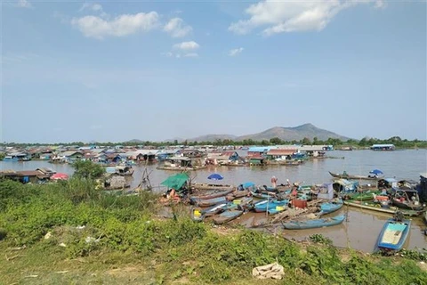 Le Vietnam aide à temps les Vietnamiens du Cambodge au Tonlé Sap