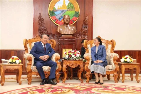 Le vice-Premier ministre Truong Hoa Binh en visite de travail au Laos