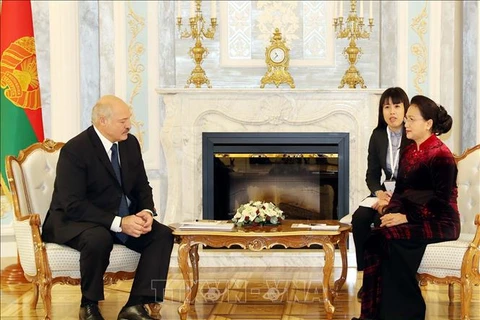 La présidente de l’AN Nguyen Thi Kim Ngan rencontre le président biélorusse