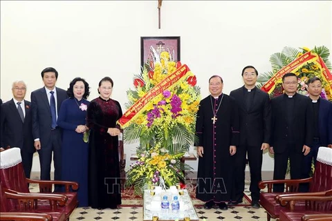 La présidente de l'AN Nguyen Thi Kim Ngan félicite Noël à l'archevêque de Hanoi