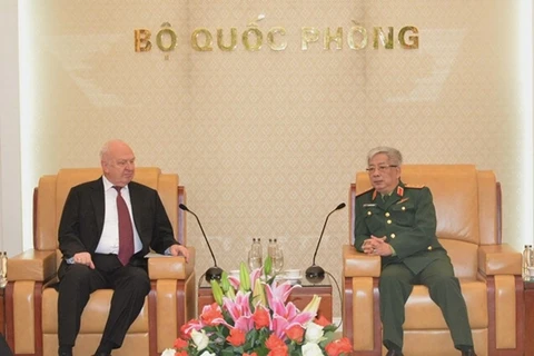 Le général Nguyen Chi Vinh reçoit l’ambassadeur de Russie au Vietnam