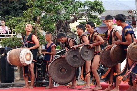 Un programme présente la culture et les coutumes traditionnelles des groupes ethniques