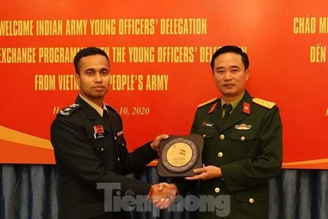 De jeunes officiers vietnamiens et indiens renforcent l'échange des expériences