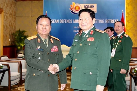 Rencontre entre les ministres vietnamien et laotien de la Défense
