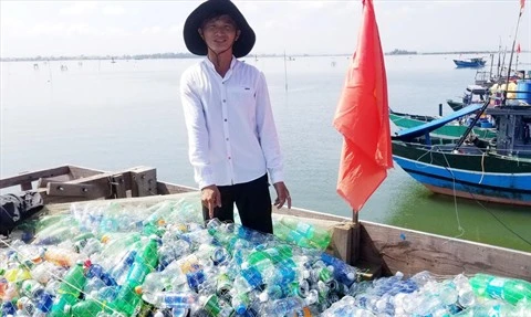 Un jeune pêcheur lutte contre la pollution marine