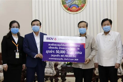 Coronavirus: des entreprises vietnamiennes viennent en aide au Laos