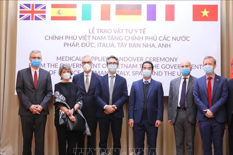 Le Vietnam offre des masques antibactériens à des pays européens