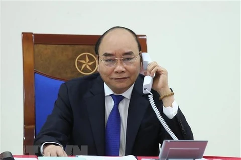 Le PM Nguyen Xuan Phuc s'entretient par téléphone avec son homologue australien