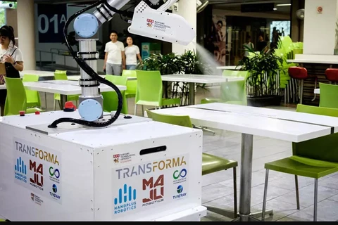 Singapour : construction d’un robot de désinfection pour aider les nettoyeurs 