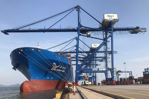 Le port maritime international de Hai Phong accueille un porte-conteneur de 120.000 tonnes