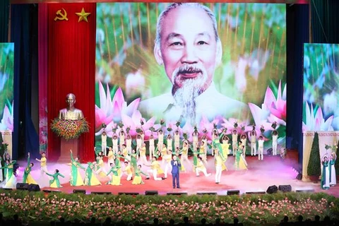 Le chef du Parti et de l’Etat rend hommage au Président Hô Chi Minh
