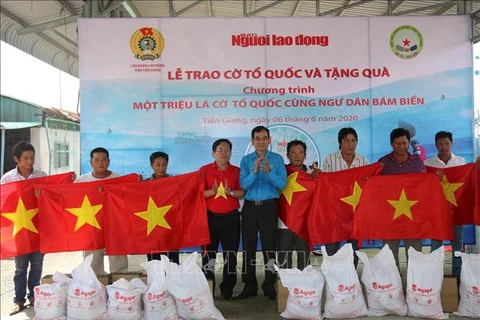 Tien Giang : remise de 2.000 drapeaux nationaux aux pêcheurs