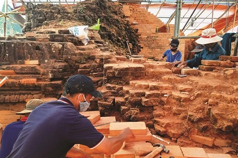 À My Son, des paysans attachés à la restauration du patrimoine