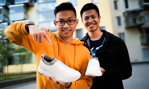 Deux jeunes Vietnamiens en Finlande et leur marque Rens