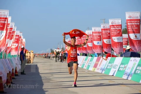 Près de 2.000 athlètes courent le 61e Marathon du journal Tiên Phong