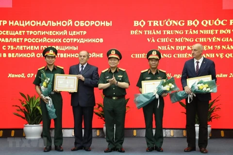 Le ministre de la Défense Ngo Xuan Lich se rend au Centre tropical Vietnam-Russie