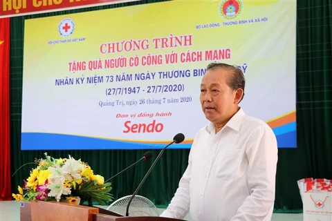 Le vice-PM Truong Hoa Binh participe à un programme en faveur des personnes méritantes